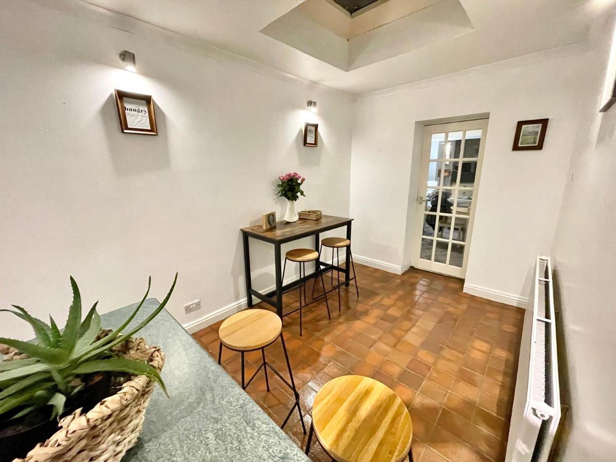 Traditional Cosy Pet Friendly By The Canal With Cymru Holidays Holiday home Cwmbran