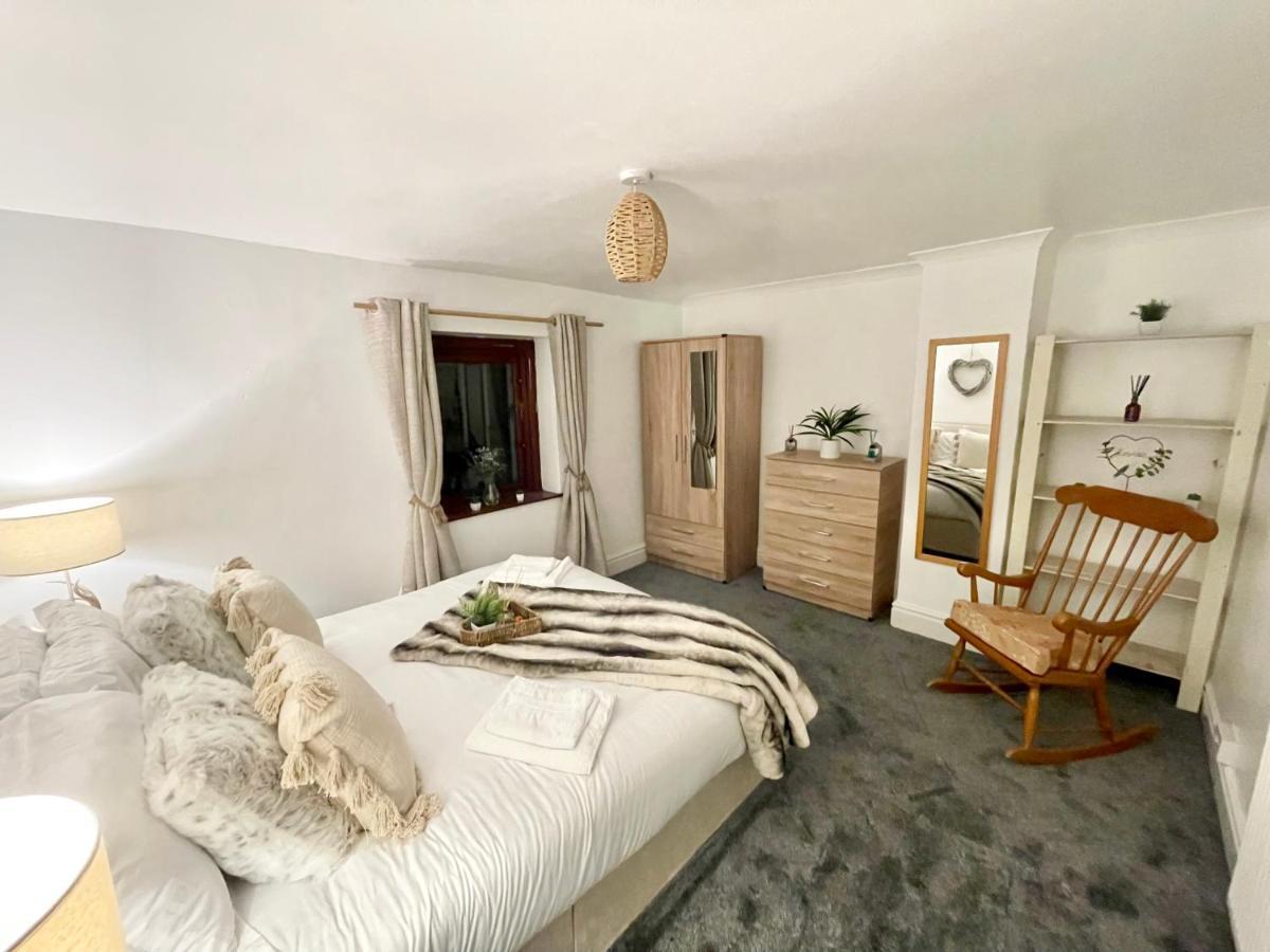 Traditional Cosy Pet Friendly By The Canal With Cymru Holidays Cwmbran