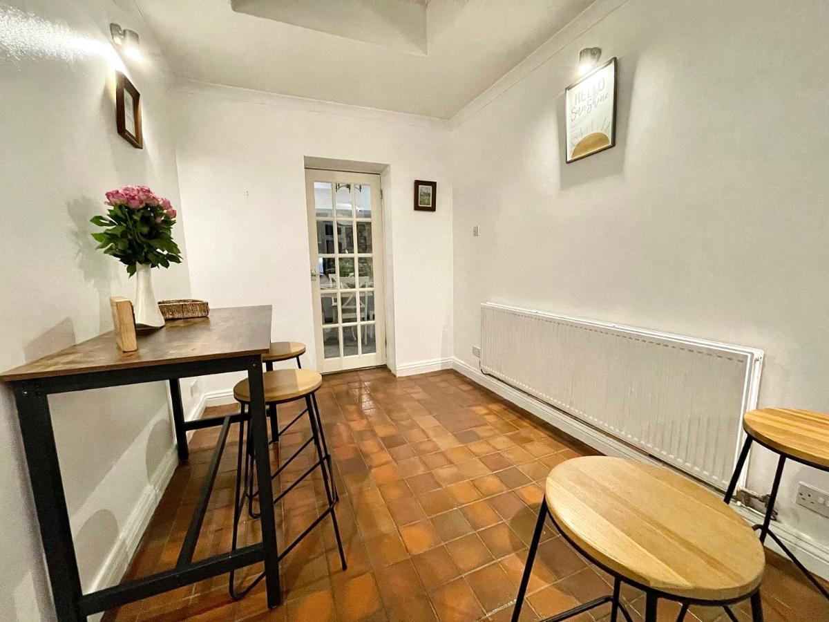 Traditional Cosy Pet Friendly By The Canal With Cymru Holidays Cwmbran
