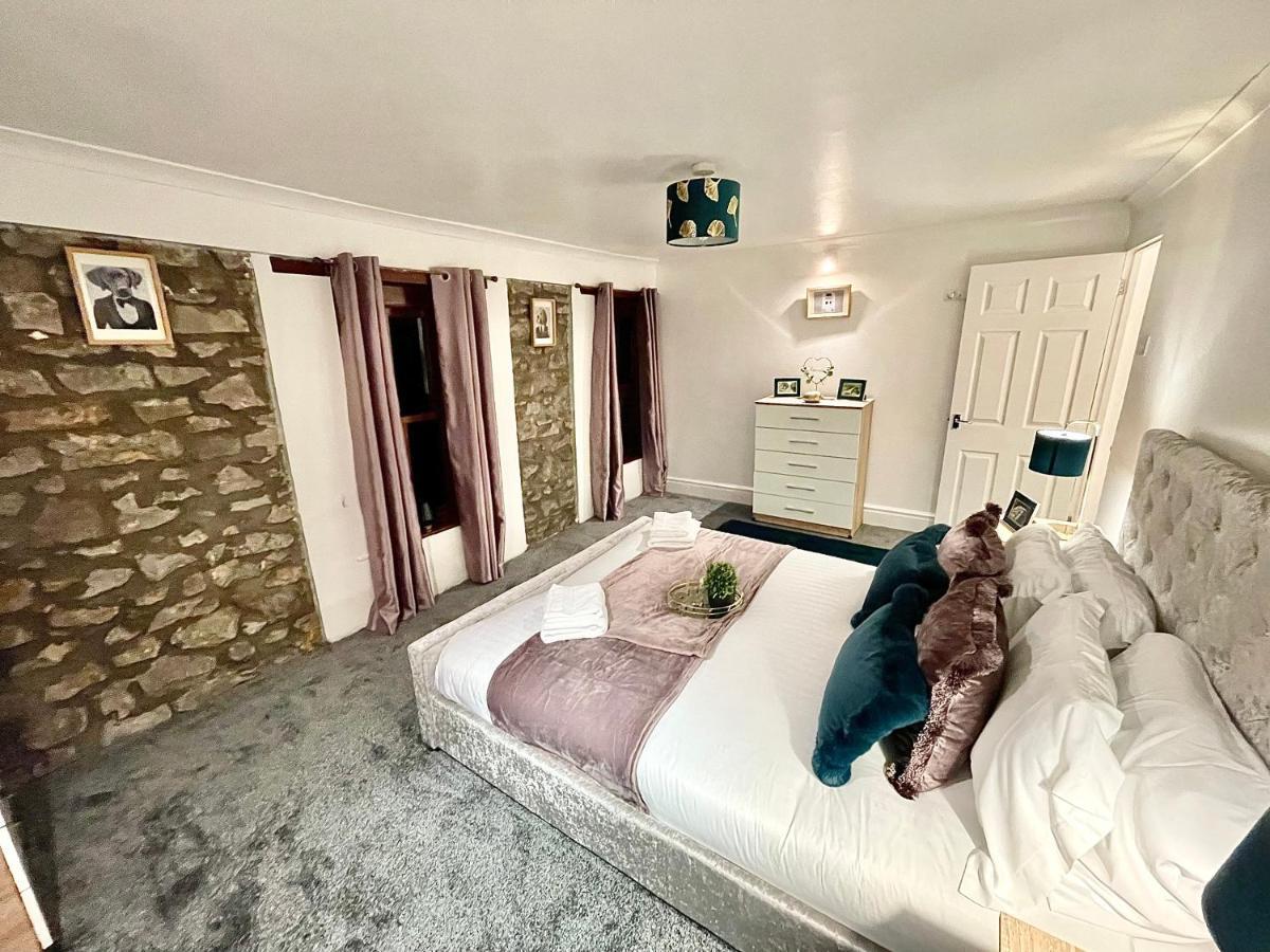 Traditional Cosy Pet Friendly By The Canal With Cymru Holidays Holiday home *