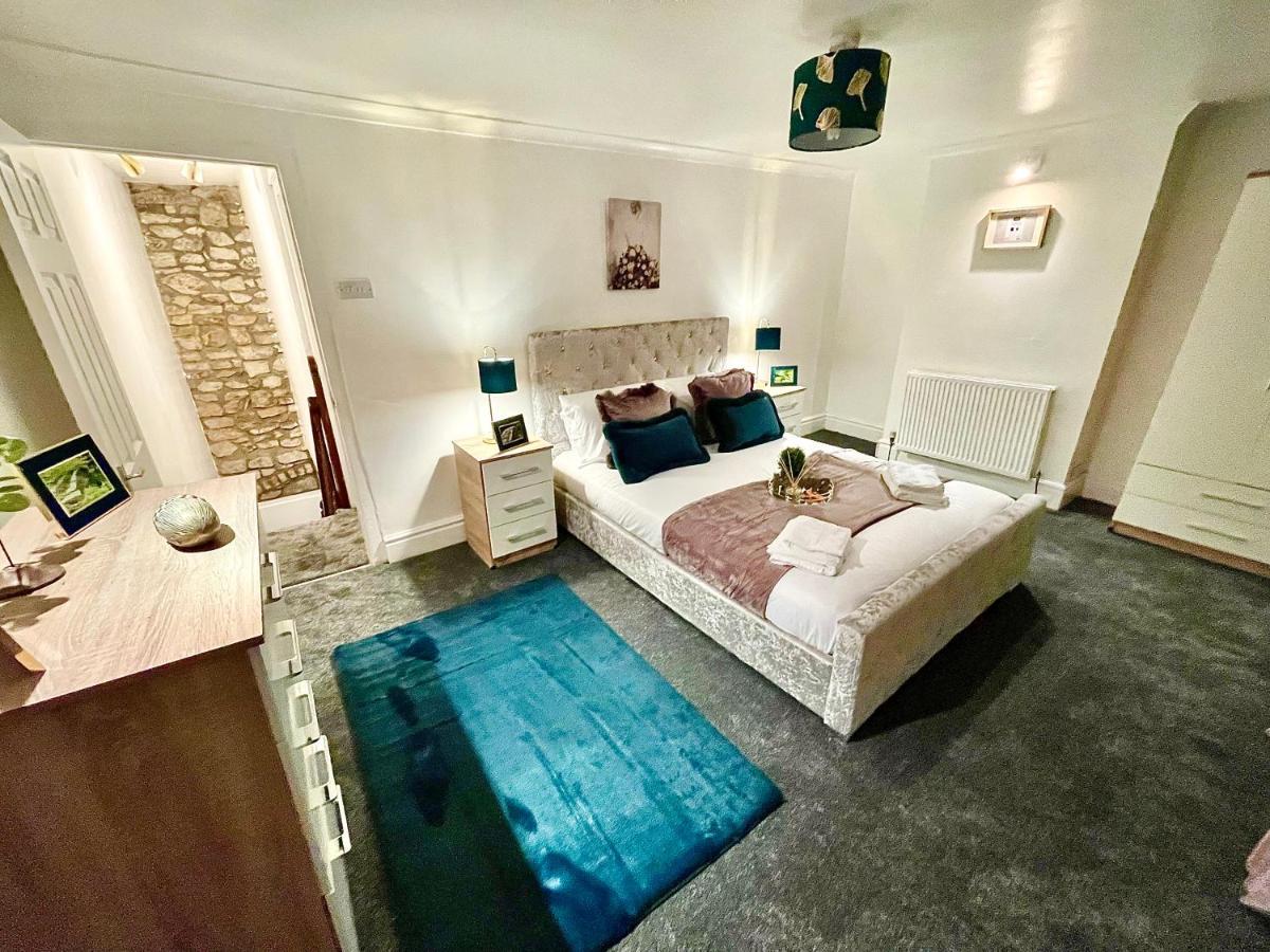 Traditional Cosy Pet Friendly By The Canal With Cymru Holidays Holiday home