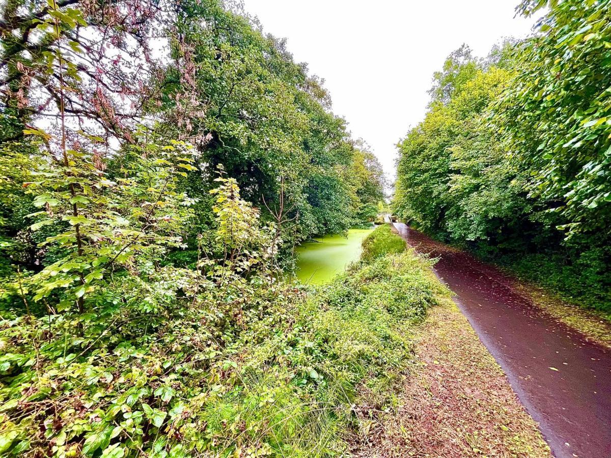 Traditional Cosy Pet Friendly By The Canal With Cymru Holidays Holiday home
