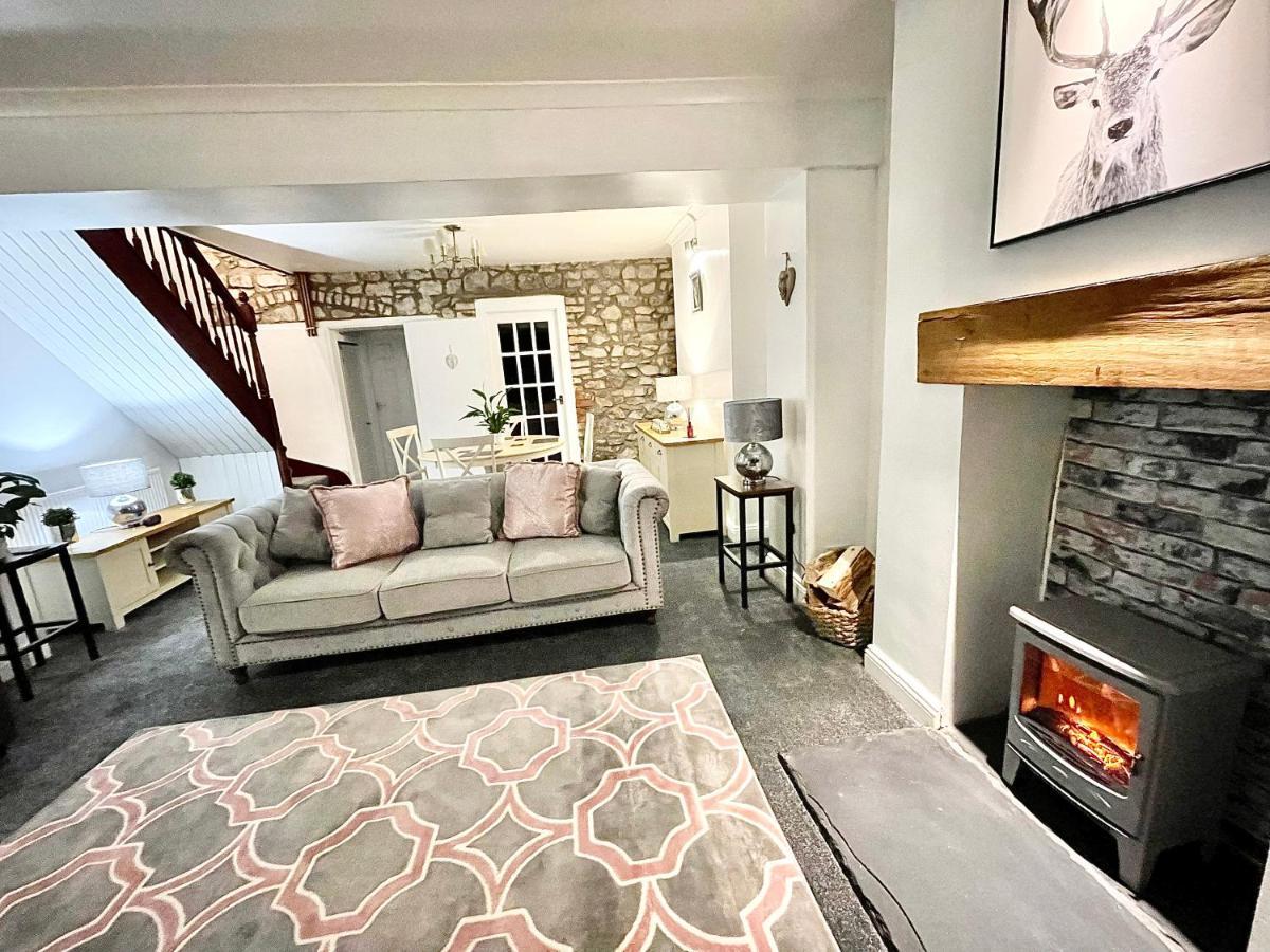 Traditional Cosy Pet Friendly By The Canal With Cymru Holidays Holiday home *